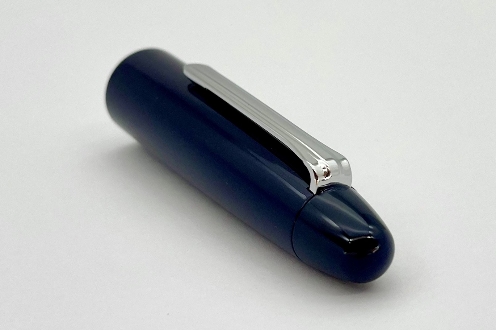 SailorKingofPensUrushiPrussianBlueRhodiumTrimFPNewNibLogo_K